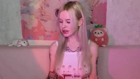 Snapshot of honeygold__ chatting on 12-23-25, 03:59 Lisa online show from 12-23-25, 03:59