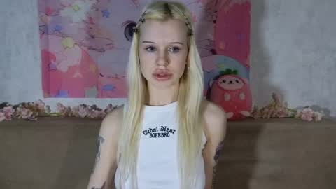 Snapshot of honeygold__ chatting on 03-24-26, 03:33 Lisa online show from 03-24-26, 03:33