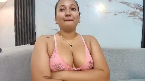HONEY HIPS online show from 07-23-26, 11:35