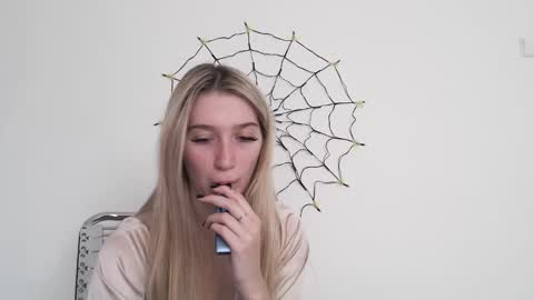 honeyveil online show from 10-23-25, 12:15