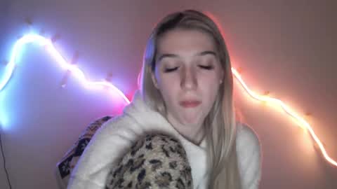 honeyveil online show from 04-28-26, 07:52