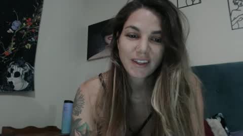 Snapshot of hoodhippy chatting on 10-26-25, 05:02 HoodHippy online show from 10-26-25, 05:02