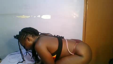 Snapshot of horny_hearts chatting on 11-18-25, 07:40 phanice online show from 11-18-25, 07:40