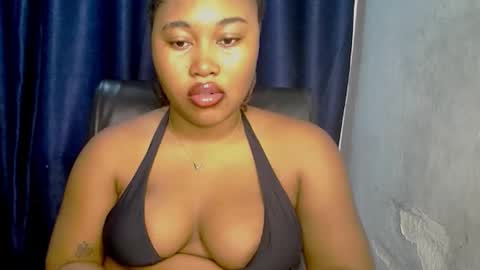 Snapshot of horny_temptation_ chatting on 11-23-25, 12:38 Miss Zanele online show from 11-23-25, 12:38