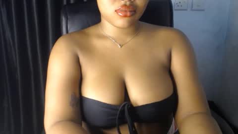 Snapshot of horny_temptation_ chatting on 11-29-25, 08:23 Miss Zanele online show from 11-29-25, 08:23