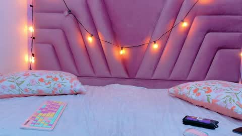 Snapshot of hornybarelylegalgirl chatting on 11-14-25, 01:21 Khloe online show from 11-14-25, 01:21