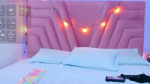 Snapshot of hornybarelylegalgirl chatting on 11-28-25, 12:52 Khloe online show from 11-28-25, 12:52