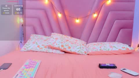 Snapshot of hornybarelylegalgirl chatting on 11-29-25, 12:52 Khloe online show from 11-29-25, 12:52