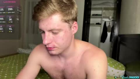 Snapshot of hornyblondieboyy chatting on 06-05-26, 10:04 Max online show from 06-05-26, 10:04