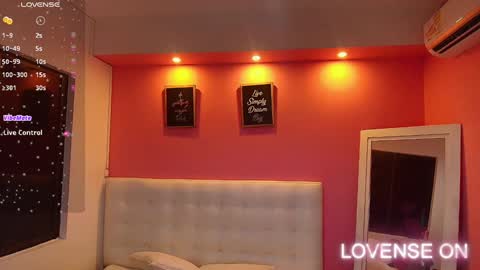 Snapshot of hornyhousekeeper_ chatting on 01-10-25, 12:26 Valentina  online show from 01-10-25, 12:26