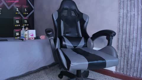 Snapshot of hot_boy_04 chatting on 10-03-25, 02:03 hot boy 04 online show from 10-03-25, 02:03