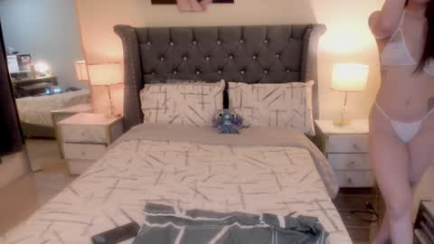 Snapshot of hot_laureen chatting on 01-26-25, 07:21 lyn online show from 01-26-25, 07:21