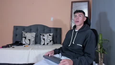 hot_twinks83 online show from 02-05-25, 11:23