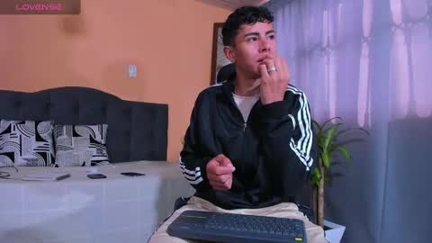 hot_twinks83 online show from 03-02-25, 12:54