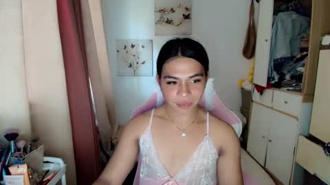 Snapshot of hot_zoe01 chatting on 04-13-26, 05:35 ZOE online show from 04-13-26, 05:35