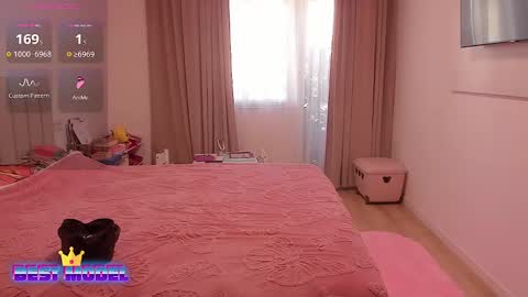 Snapshot of hotbabette chatting on 12-18-24, 09:14 SweetBrendy online show from 12-18-24, 09:14