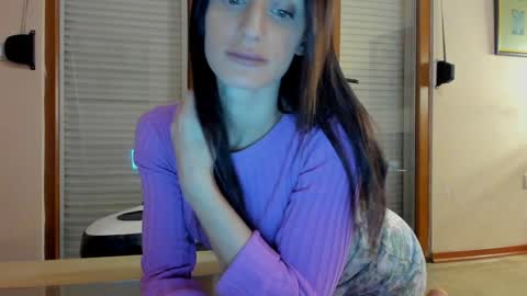 Snapshot of hotel77777 chatting on 10-30-25, 07:58 Erika online show from 10-30-25, 07:58