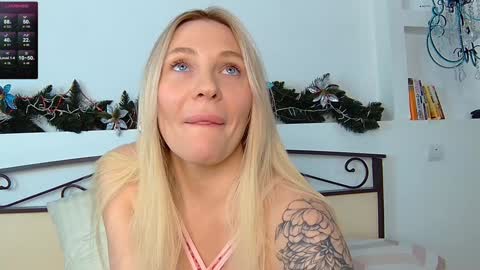 Anna 23   Archie 25  online show from 01-23-25, 08:36