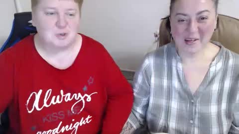 Snapshot of hotfiremommy chatting on 11-25-25, 06:19 LimonkaFire online show from 11-25-25, 06:19