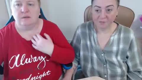 Snapshot of hotfiremommy chatting on 11-27-25, 09:00 LimonkaFire online show from 11-27-25, 09:00