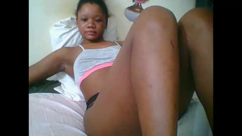 Snapshot of hotjeylee chatting on 10-28-25, 09:35 LOYCE online show from 10-28-25, 09:35