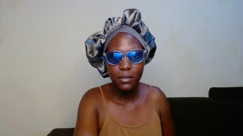 Snapshot of hotnelli chatting on 10-21-25, 09:37 Rose online show from 10-21-25, 09:37