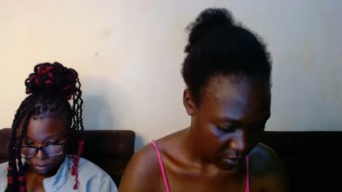 Snapshot of hotnelli chatting on 10-25-25, 05:26 Rose online show from 10-25-25, 05:26