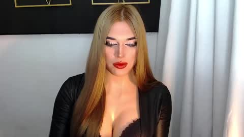 Snapshot of hotstellacumxxx chatting on 01-19-25, 05:37 STELLA online show from 01-19-25, 05:37