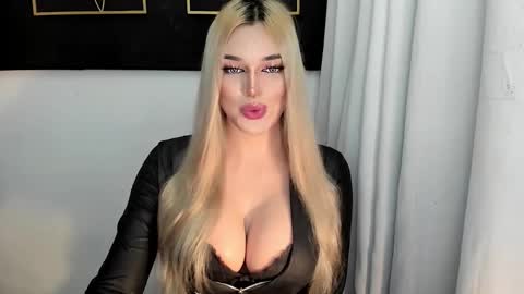 Snapshot of hotstellacumxxx chatting on 11-17-25, 06:30 STELLA online show from 11-17-25, 06:30