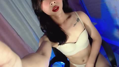 Snapshot of hottmolly100403 chatting on 10-23-25, 08:57 SCARLET online show from 10-23-25, 08:57