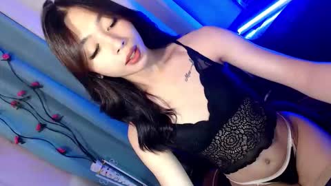 Snapshot of hottmolly100403 chatting on 10-25-25, 08:03 SCARLET online show from 10-25-25, 08:03