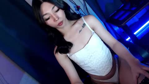 Snapshot of hottmolly100403 chatting on 10-27-25, 05:33 SCARLET online show from 10-27-25, 05:33