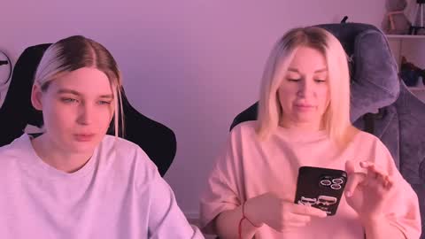 Nessie and Jessie online show from 01-07-25, 12:41