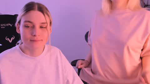 Nessie and Jessie online show from 01-11-25, 11:34