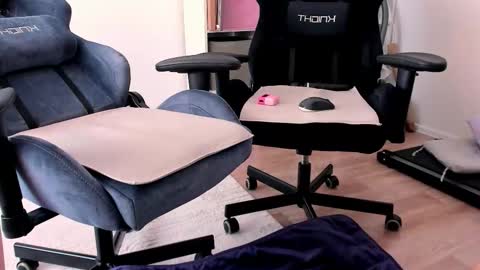 Nessie and Jessie online show from 03-09-26, 11:25