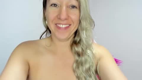 Snapshot of hottychrystal chatting on 11-21-25, 01:21 hottychrystal online show from 11-21-25, 01:21