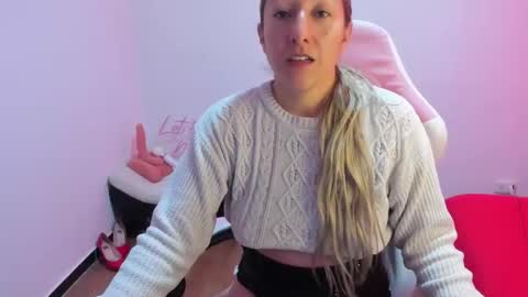 Snapshot of hottychrystal chatting on 11-28-25, 03:36 hottychrystal online show from 11-28-25, 03:36