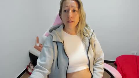 Snapshot of hottychrystal chatting on 11-29-25, 09:45 hottychrystal online show from 11-29-25, 09:45