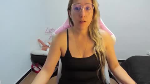 Snapshot of hottychrystal chatting on 12-04-25, 11:41 hottychrystal online show from 12-04-25, 11:41