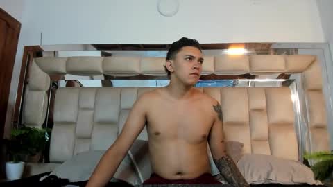 Snapshot of hotvolltage chatting on 11-06-25, 12:17 online show from 11-06-25, 12:17