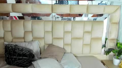 Snapshot of hotvolltage chatting on 11-18-25, 12:31 online show from 11-18-25, 12:31