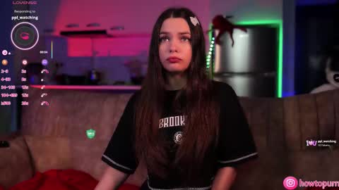 Snapshot of howtomeow chatting on 11-15-25, 04:36 Mia online show from 11-15-25, 04:36