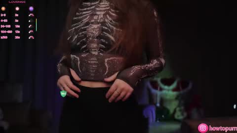 Snapshot of howtomeow chatting on 12-17-25, 05:08 Mia online show from 12-17-25, 05:08