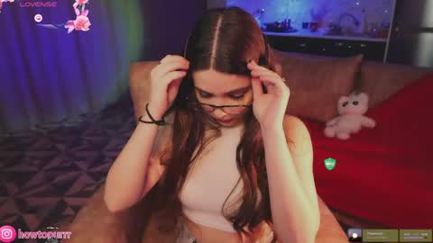 Snapshot of howtomeow chatting on 04-15-26, 05:42 Mia online show from 04-15-26, 05:42
