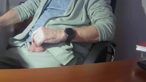 Snapshot of hpeter111 chatting on 01-12-25, 07:21 Peter online show from 01-12-25, 07:21