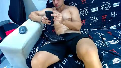 Snapshot of hugo_19cm chatting on 11-06-25, 02:12 hugo19cm online show from 11-06-25, 02:12