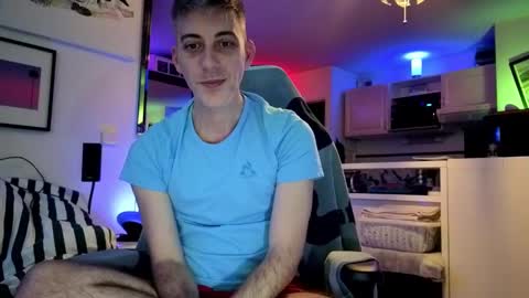 Snapshot of hugolandcam chatting on 01-04-25, 10:24 Hugo online show from 01-04-25, 10:24