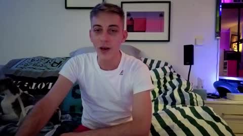 Snapshot of hugolandcam chatting on 01-09-25, 09:16 Hugo online show from 01-09-25, 09:16