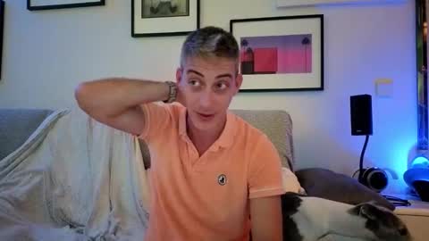 Snapshot of hugolandcam chatting on 10-08-25, 07:44 Hugo online show from 10-08-25, 07:44