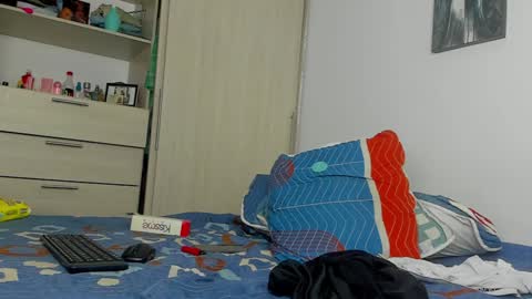 Snapshot of hugosan2 chatting on 01-08-25, 12:17 Hugo online show from 01-08-25, 12:17